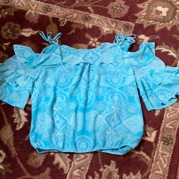 NY&C Cold Shoulder Top - Picture 3 of 7